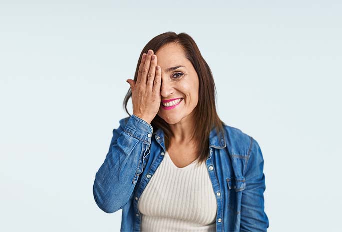 Optometrist onderzoekt ogen op staar bij een servicepunt dicht bij huis