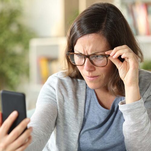 Een vrouw die last heeft van bijziendheid/myopie