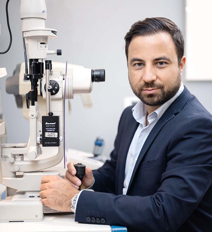 Oogarts Vassilis Georgopoulos, arts bij het Nationaal Oogcentrum in Naarden. Laat je ogen laseren!