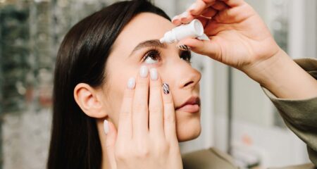 Droge ogen door contactlenzen: oorzaken, symptomen en oplossingen
