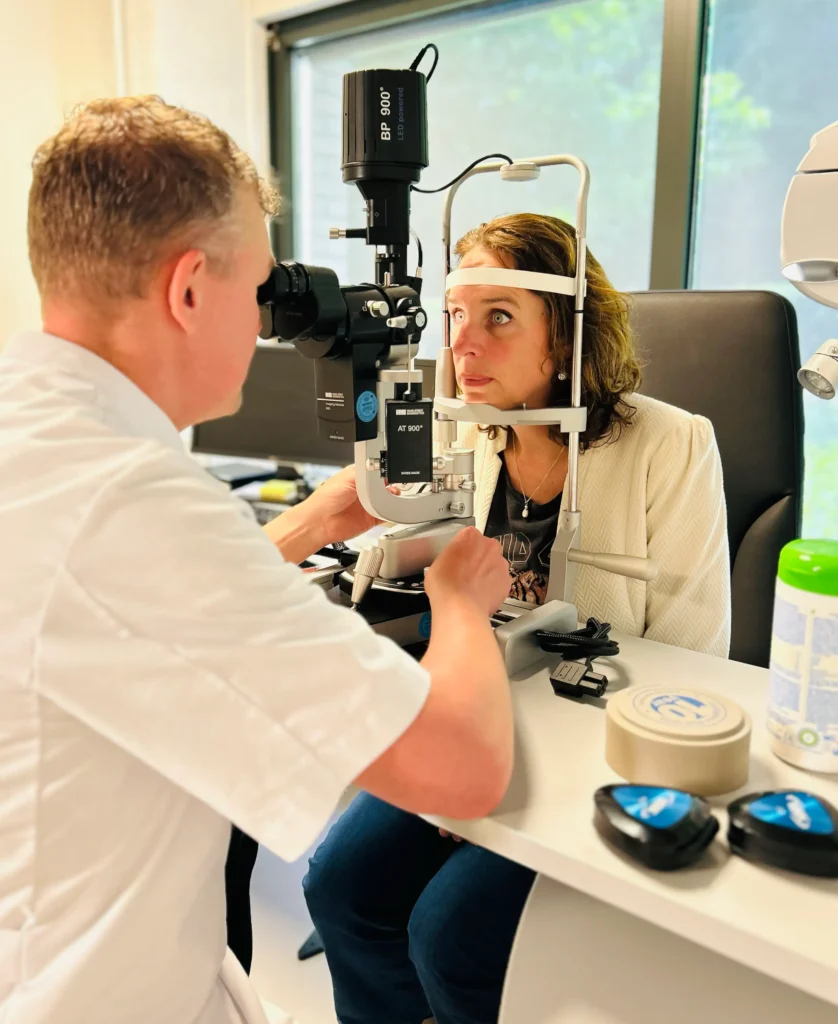 Optometrist voert een quickscan uit en meet de ogen op bij het Nationaal Oogcentrum